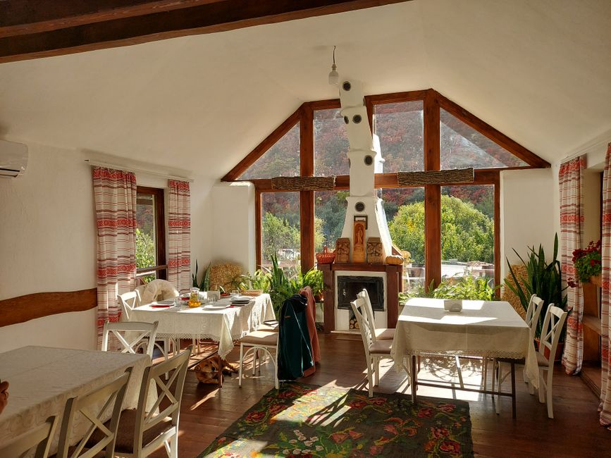 Toscaanse wijngaarden fotobehang siert moderne woonkamer. Toscaanse wijngaarden fotobehang siert moderne woonkamer.