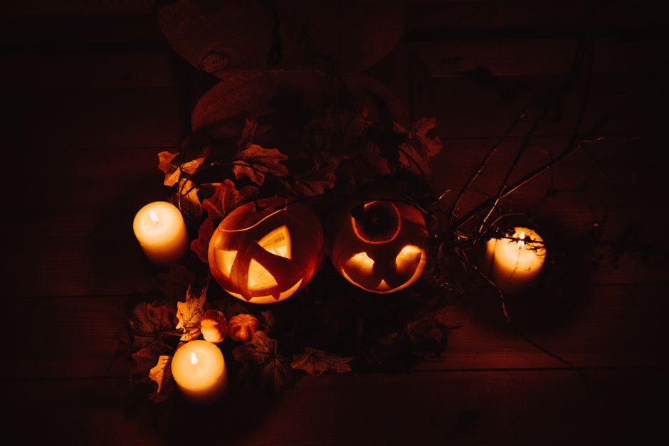 Oosters patroon werpt schaduwen op herfstblaadjes. Oosters patroon werpt schaduwen op herfstblaadjes.