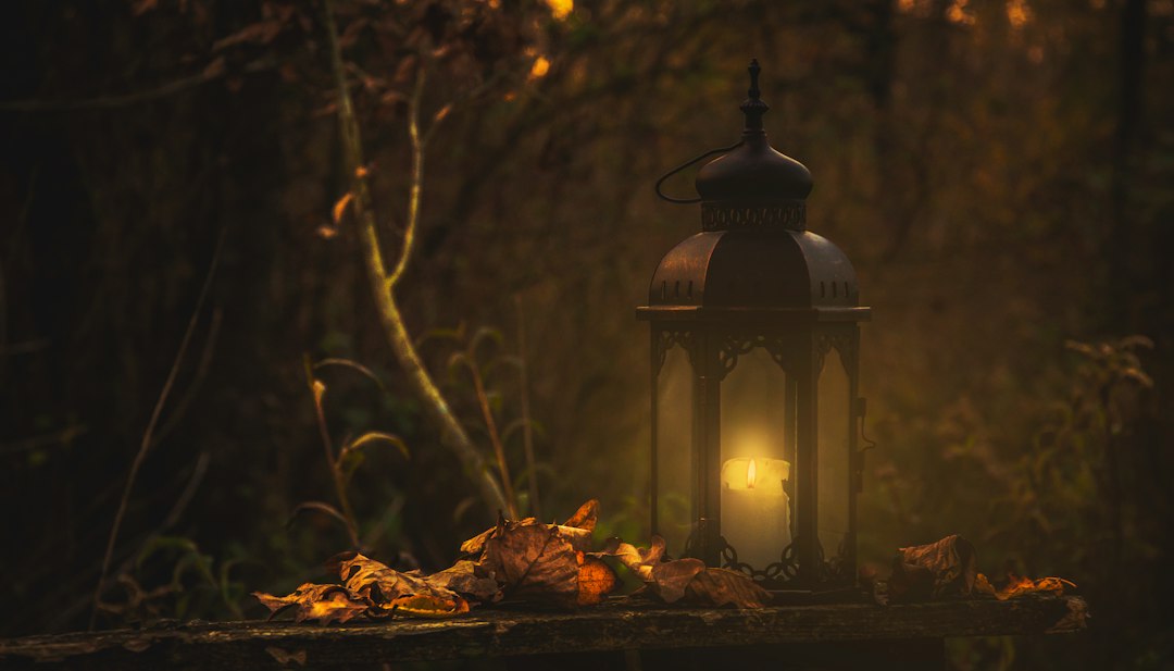 Marokkaanse lantaarn verlicht een knusse herfsttafel. Marokkaanse lantaarn verlicht een knusse herfsttafel.
